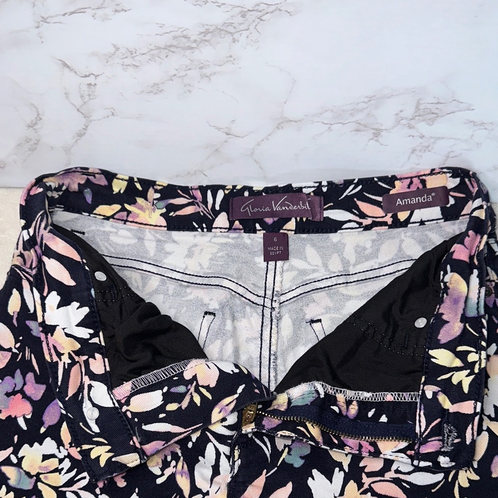 Gloria Vanderbilt Amanda Floral Cropped Capri Pants - Picture 6 of 7